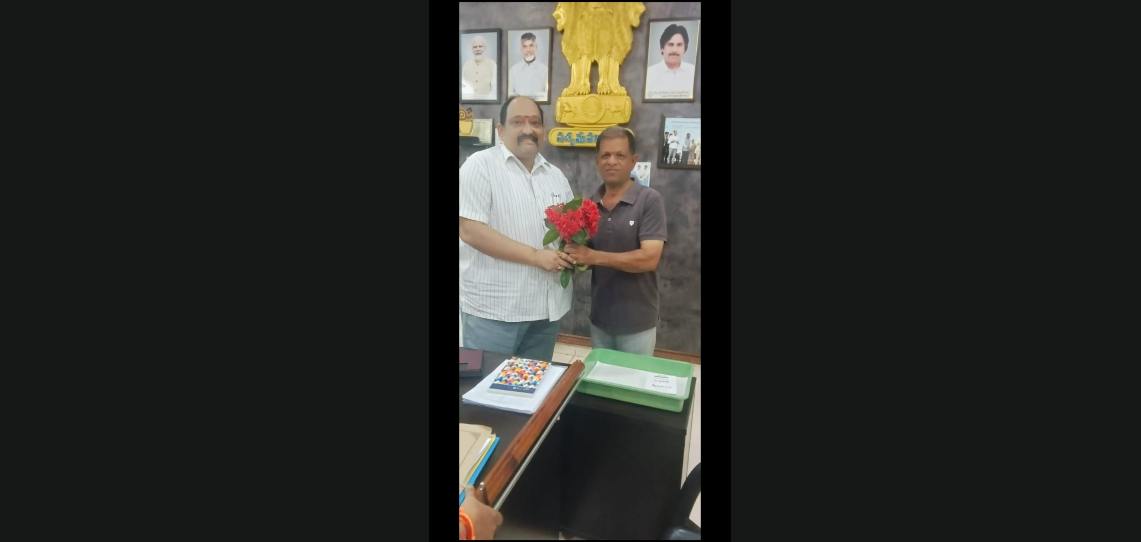 పలమనేరు కమిషనర్‌కు మర్యాదపూర్వక శుభాకాంక్షలు.. కేఎల్ వర్మను కలిసిన సామాజిక సేవాకార్యకర్త మధుమోహన్‌రావు